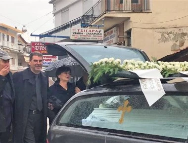 «Ελένη γύρνα πίσω»: Ο σπαραγμός της μάνας στην κηδεία της φοιτήτριας και ο συγκινητικός επικήδειος (φωτό)